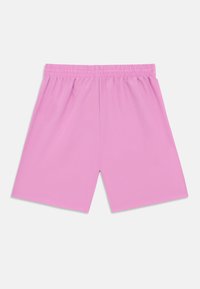 Lyserøde shorts laget av glatt stoff, med elastisk midjebånd og rett snitt. Designet er enkelt uten synlige logoer eller mønstre.
