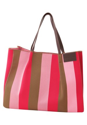 Duża torba typu tote z pionowymi paskami w kolorach różowym, czerwonym i brązowym, wyposażona w ciemnobrązowe uchwyty oraz małą skórzaną łatkę w górnym rogu.