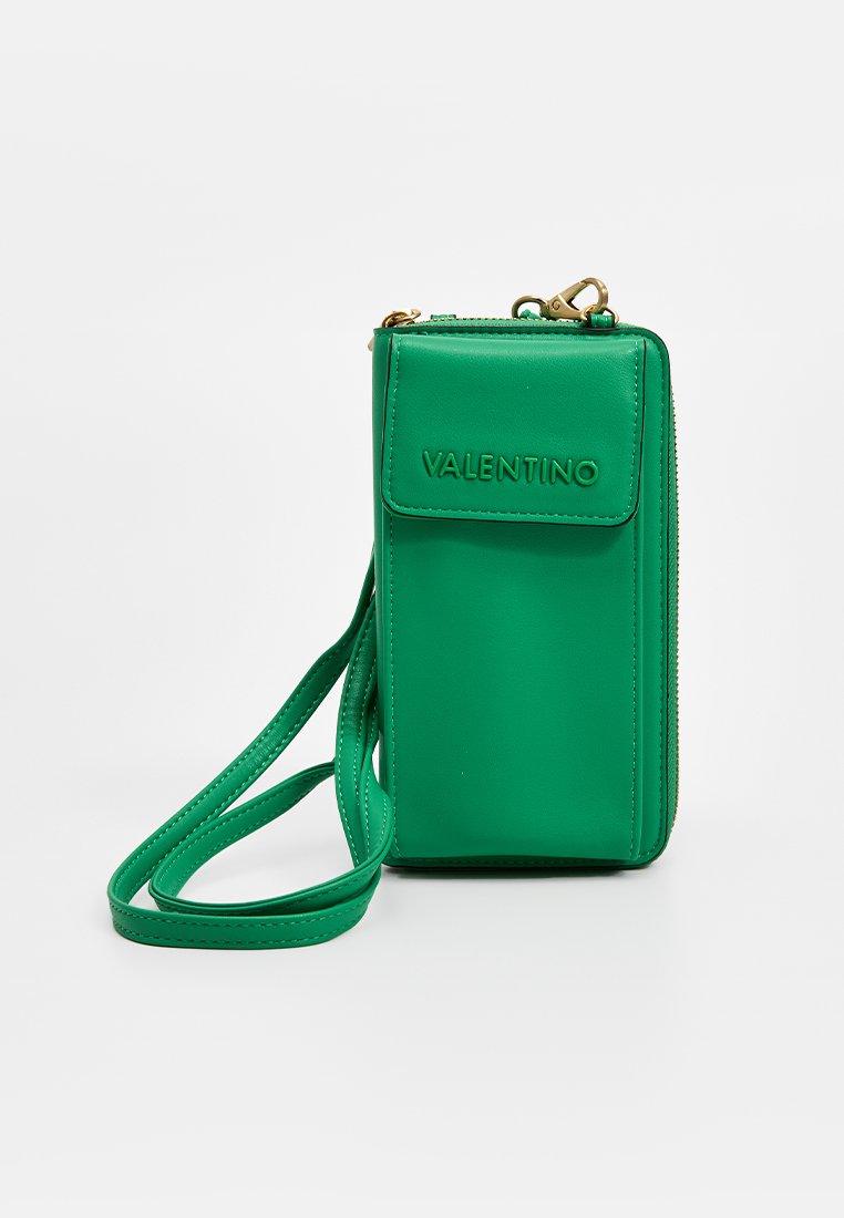 Bolso bandolera de imitación cuero verde con cierre de cremallera, bolsillo delantero con tapa, logo "VALENTINO" en relieve y correa ajustable.