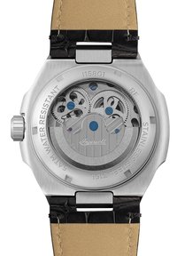 RVS horloge met een transparante achterkant, die ingewikkelde mechanische tandwielen en blauwe accenten toont. Voorzien van een zwarte leren band.