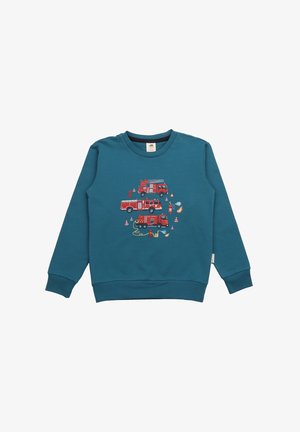 Türkiser Pullover aus Baumwolle mit einer bestickten Gestaltung von Feuerwehrautos, Feuerwehrleuten und Feuerwehrgeräten in Rot und Orange.
