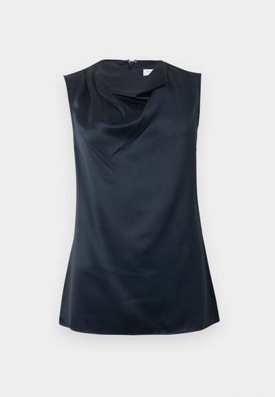 Μαύρο αμάνικο τοπ από σατέν με ντεκολτέ που drape-άρει και κλείσιμο με φερμουάρ στην πλάτη, εμφανίζεται σε απλό λευκό φόντο.