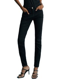Černé skinny džíny s vysokým pasem vyrobené z bavlněné směsi. Mají přední kapsy, poutka na opasek a elegantní, hladkou texturu.