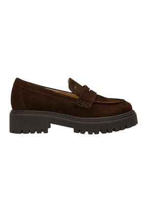 Bruine leren loafers van suede met een brede, gegroefde rubberen zool en gestikte details. Beschikt over een subtiele logo aan de voorkant voor extra ontwerp.