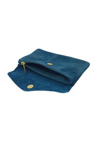 Pochette en suède bleu avec fermeture éclair, dotée d'un bouton-pression doré et d'une surface texturée et douce.