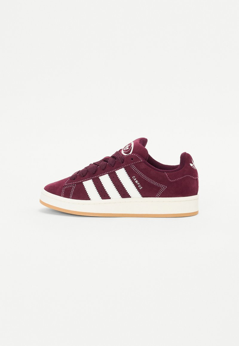 Bordeauxfarbene Wildledersneaker mit weißen drei Streifen, runder Zehenpartie und Gummisohle. Mit Logo auf der Zunge und "CAMPUS"-Schriftzug an der Seite.