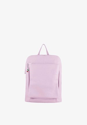 Lichtpaarse rechthoekige rugzak met een voorvak met ritssluiting en een klein label met groene, witte en rode strepen.