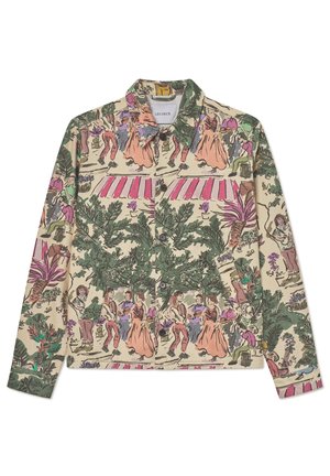 Veste beige à boutons avec des illustrations colorées de personnes dansant, d’arbres, de stores rayés roses et de plantes sur tout le tissu.