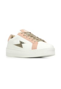 Sneaker bianca e rosa con accenti oro metallico, dotata di lacci testurizzati, suola a zigzag e un emblema logo laterale.