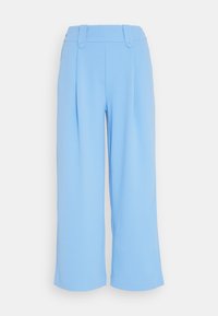 Jasnoniebieskie spodnie o szerokich nogawkach, wykonane z gładkiego materiału, z dopasowanym paskiem w talii i dwoma guzikami oraz plisami z przodu dla komfortu ruchu.