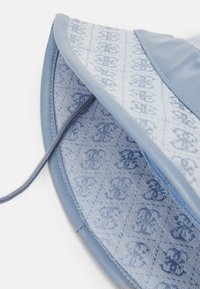 Guess RAIN HAT - Platmale - light blue