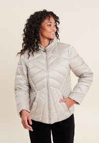 Giacca puffer grigio chiaro con motivo a rombi, colletto alto, zip frontale e tasche laterali. Tessuto testurizzato con polsini a costina.