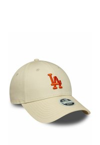 Cappello in cotone beige con logo "LA" ricamato arancione. Presenta una visiera curva e occhielli di ventilazione. Strap regolabile sul retro.