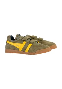 Sneaker in suede verde con dettagli gialli e strap in Velcro. Presenta una suola in gomma testurizzata e un design a punta arrotondata.