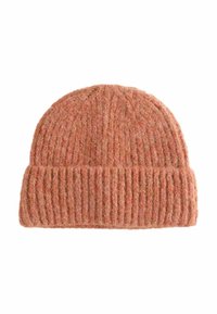 Kootud müts tekstuurse ja pehme villaseguga, varustatud voltimisega soonikservaga; värv on hele virsikukarva peente varjunditega.