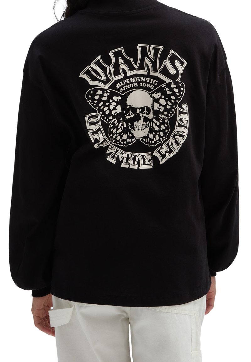 Maglietta nera a maniche lunghe con un design grafico che presenta un teschio e una farfalla, e il testo "VANS OFF THE WALL" in color crema.