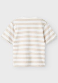 Camiseta a rayas en beige claro y blanco, de manga corta, cuello redondo, material de algodón suave, con rayas horizontales.