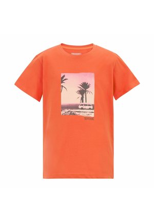 Oranges kurzärmeliges T-Shirt mit einem Strandmotiv, das Palmen, einen Van und das Meer bei Sonnenuntergang in Rosa- und Lilatönen zeigt.