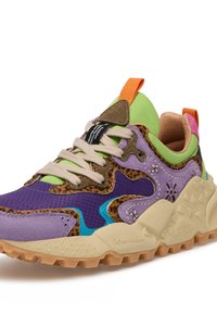 Mehrfarbige Sneaker mit lila, grünen und orangefarbenen Akzenten, aus Mesh und Nubuk-Material, mit klobiger beiger Außensohle und strukturierten Details.