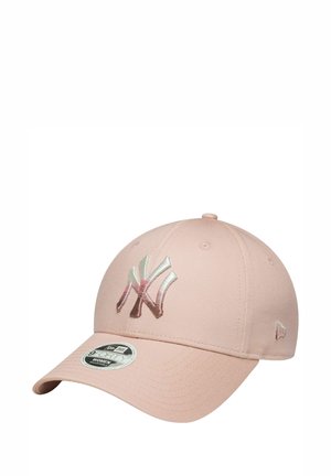 Cappellino da baseball rosa con visiera curvata, caratterizzato da un logo NY ricamato in argento e accenti rosa più scuri. Il tessuto ha una texture liscia.