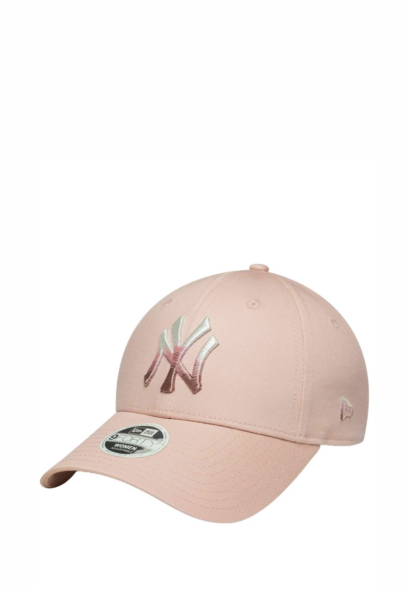 Gorra de béisbol rosa con visera curvada, que presenta un logo de NY bordado en plata y acentos en rosa más oscuro. La tela tiene una textura suave.