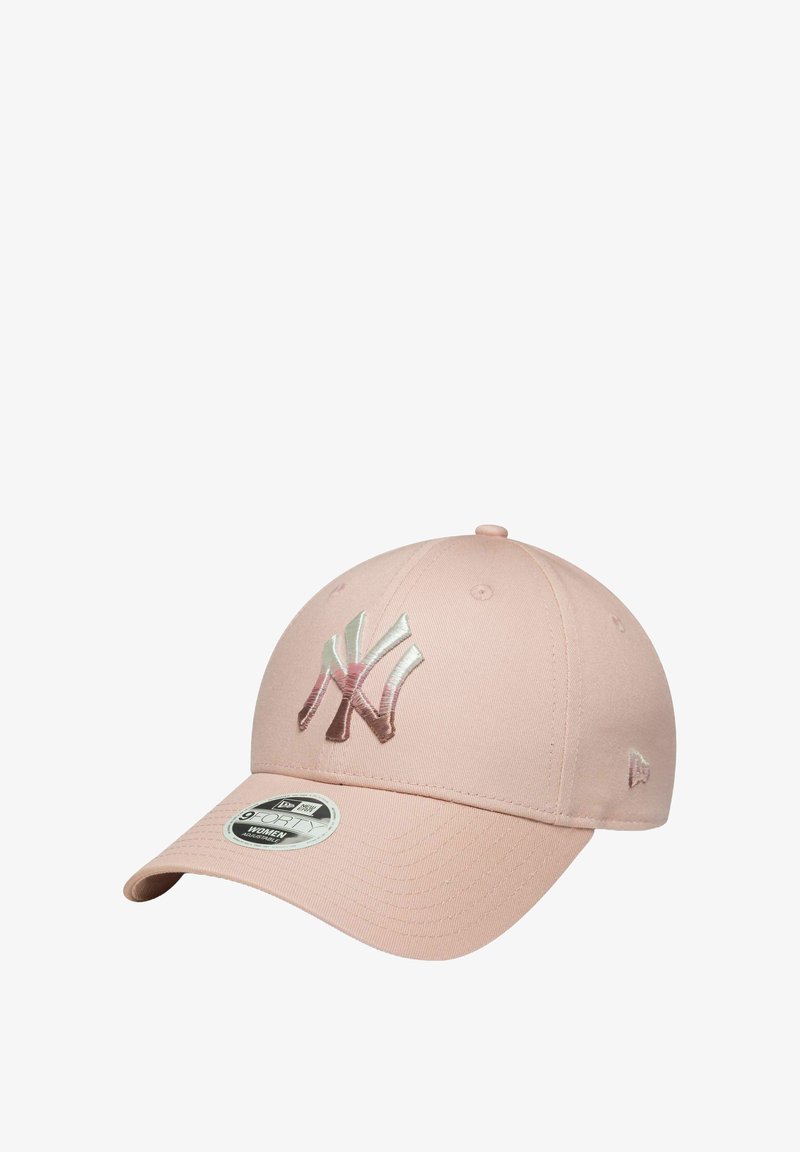 Gorra de béisbol rosa con visera curvada, que presenta un logo de NY bordado en plata y acentos en rosa más oscuro. La tela tiene una textura suave.