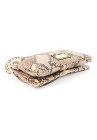 Pochette beige et marron pliée avec motif peau de serpent, plaque logo dorée et bracelet poignet sur fond blanc.