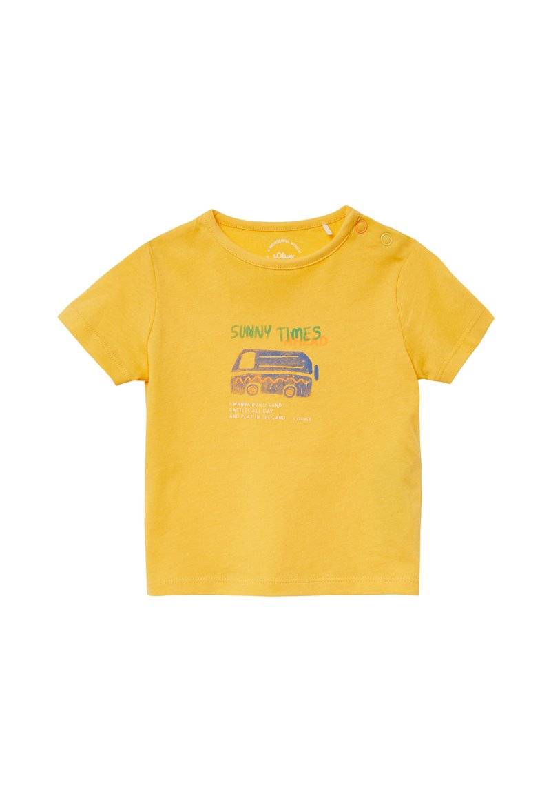 Kurzärmliges gelbes T-Shirt aus weicher Baumwolle, mit dem bedruckten Text "SUNNY TIMES" und einer Grafik eines Vans. Druckknopfdetail an der Schulter.