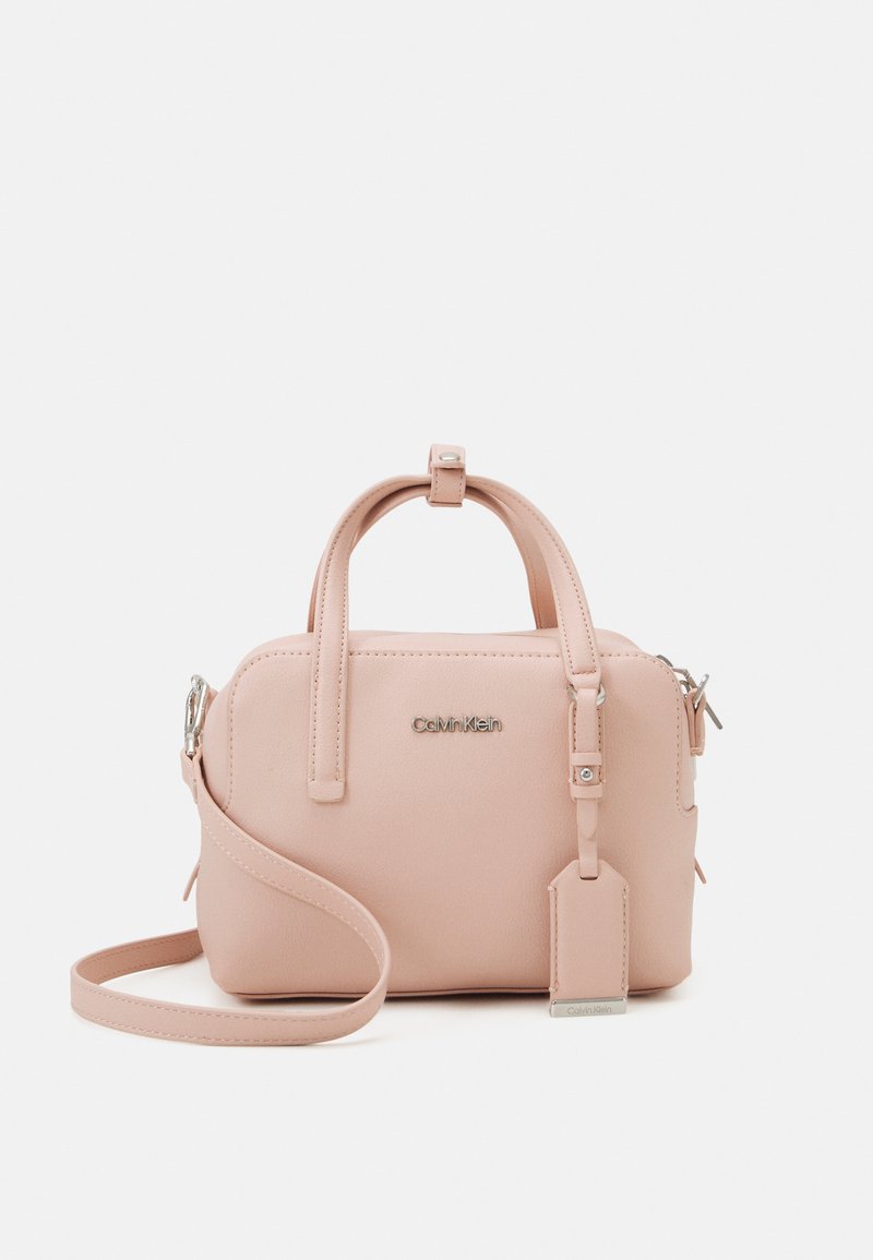Calvin Klein MUST BOWLING BAG - Mala de mão - desert rose