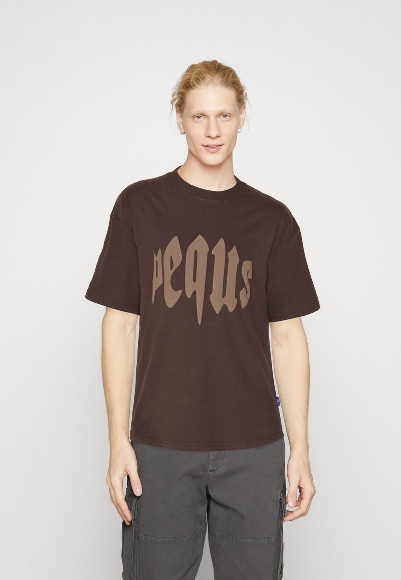 PEQUS - MYTHIC LOGO UNISEX - Potiskana majica - brown, Povečajte