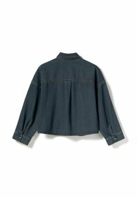 Jachetă din denim albastru închis prezentată din spate, cu mâneci lungi, manșete cu nasturi și guler pliabil.