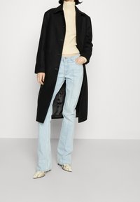 Filippa K Abrigo clásico - black