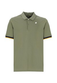 Polo shirt verde oliva con una patta a tre bottoni, maniche corte con polsini neri con strisce rosse e gialle, e un piccolo logo sul petto.