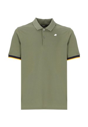 Polo shirt verde oliva con una patta a tre bottoni, maniche corte con polsini neri con strisce rosse e gialle, e un piccolo logo sul petto.