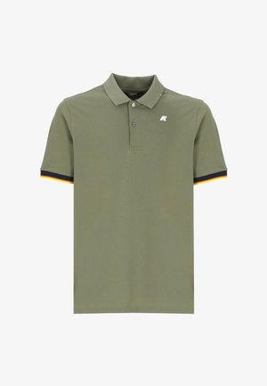 Polo shirt verde oliva con una patta a tre bottoni, maniche corte con polsini neri con strisce rosse e gialle, e un piccolo logo sul petto.