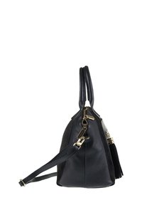 Borsa a mano in pelle nera con doppi manici, una tracolla rimovibile, zip dorata e un charm a nappina su sfondo bianco.