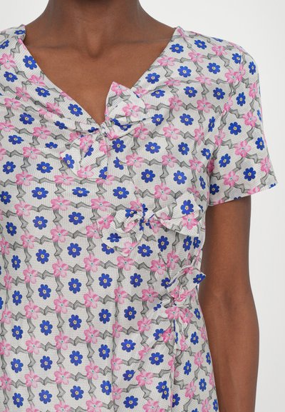 Floral dress featuring a gray and white pattern with blue and pink flowers. It has a twist detail at the neckline and short sleeves.