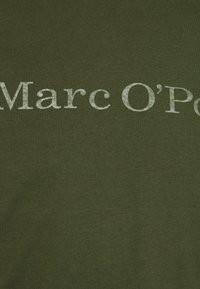 Olivengrøn bomulds T-shirt med mærkenavnet "Marc O'Polo" i sølv, slank skrift over forsiden. Glat tekstur, afslappet stil.