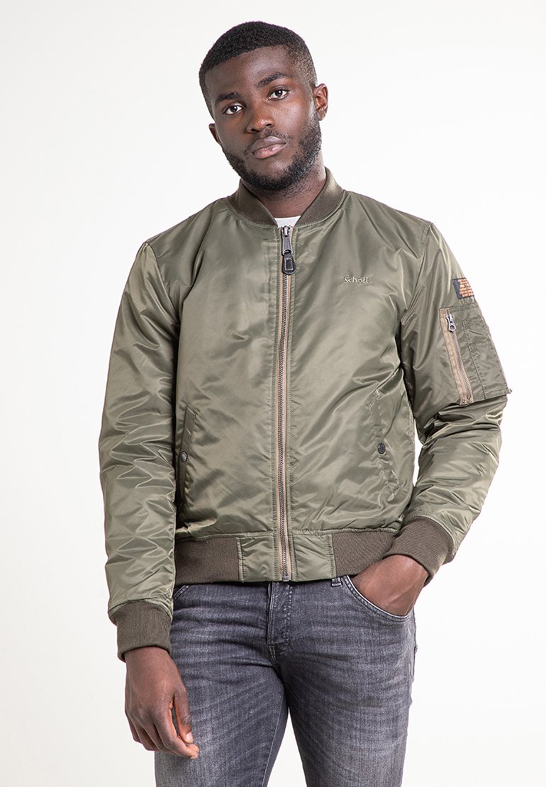 Olijfgroene bomberjack van nylon, met ritssluiting aan de voorkant, geribbelde boorden en zoom, zijzakken, functionele zak met rits op de mouw. Eenvoudig ontwerp.