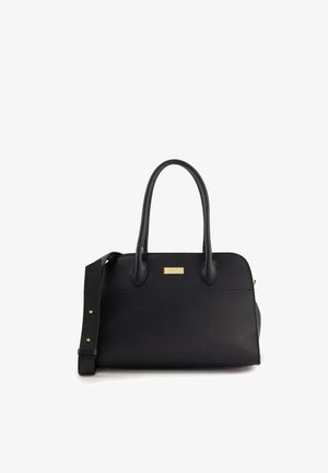 Czarna skórzana torebka o gładkiej teksturze, z podwójnymi uchwytami u góry, odczepianym paskiem na ramię oraz złotym logo na przodzie.