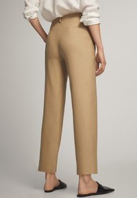 Massimo Dutti Spodnie materiałowe