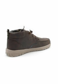 Stivaletti in pelle marrone con tomaia texturizzata, punta tonda e suola in gomma beige. Presentano lacci marroni e fodera in tessuto a fantasia.