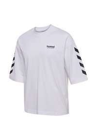 Fehér Hummel sportpóló rövid ujjakkal, fekete cikk-cakk csíkokkal az ujjakon és kis fekete logóval a mellrészen.