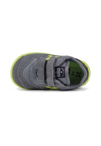 Scarpa sportiva grigia realizzata in camoscio e mesh, dotata di una fascia in velcro, suola verde brillante e fodera interna a fantasia.