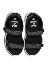 Sorte mesh sandaler med justerbare remme, hvide såler og polstrede fodsenge. Har et mærkets logo på indersålerne.