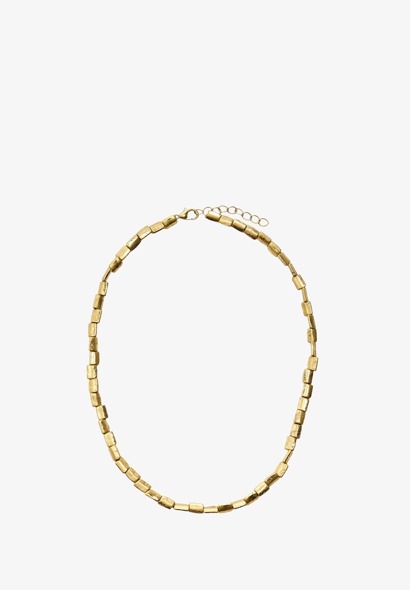 Złoty naszyjnik z prostokątnych metalowych ogniw, posiadający teksturowaną powierzchnię i regulowane zapięcie na łańcuszku.