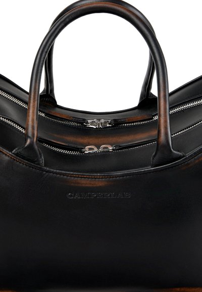 Sac à main en cuir noir avec deux poignées arrondies, double fermeture éclair argentée, et logo CAMPERLAB embossé sur le devant.