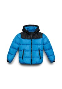 Giacca invernale con cappuccio imbottita blu e nera, con zip frontale e tasche laterali con zip su sfondo bianco.