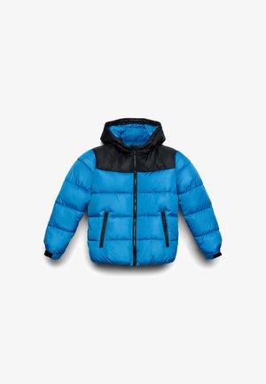 Blau- und schwarz gepolsterte Winterjacke mit Kapuze, vorderem Reißverschluss und seitlichen Reißverschlusstaschen auf weißem Hintergrund.