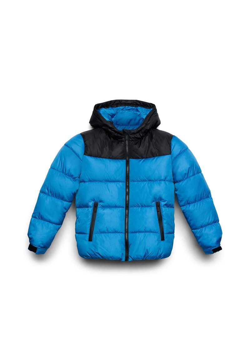 Giacca invernale con cappuccio imbottita blu e nera, con zip frontale e tasche laterali con zip su sfondo bianco.